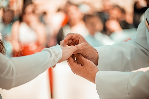 Alliance entre les mains des mariés