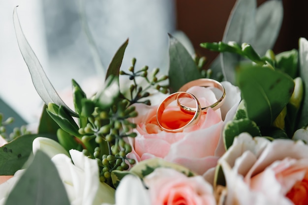 Alliances avec bouquet de mariée se trouvant le matin de la mariée.