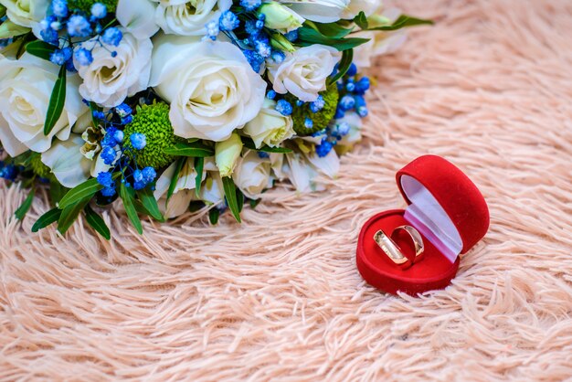 Alliances et bouquet de mariée