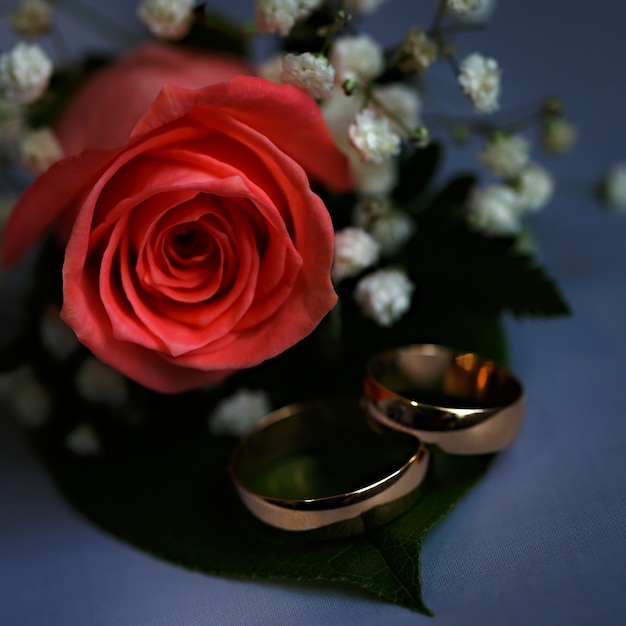 Alliances en or sur un bouquet de fleurs pour la mariée