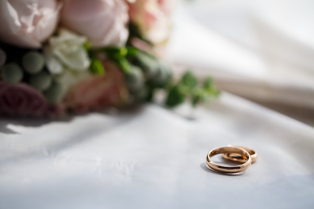 Alliances en or pour les jeunes mariés le jour du mariage
