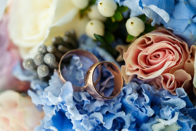 Photo alliances en or pour les jeunes mariés le jour de leur mariage