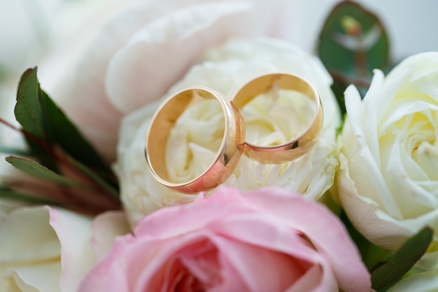 Photo alliances en or pour les jeunes mariés le jour de leur mariage