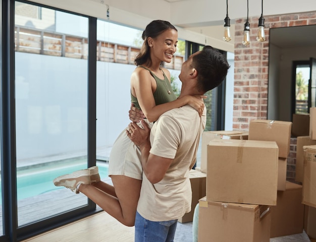 Allons d'abord voir la chambre Photo d'un couple affectueux célébrant dans leur nouvelle maison