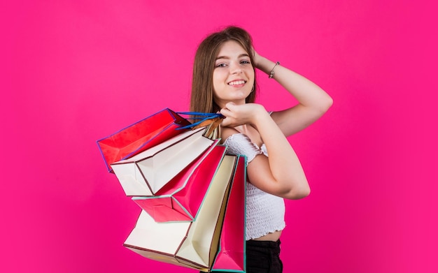 Allons à l'école, la vente du marché a commencé un véritable concept accro du shopping du vendredi noir à guichets fermés heureux enfant faire du shopping adolescente porter des sacs à provisions lourds cadeaux dans des emballages grande offre de vente