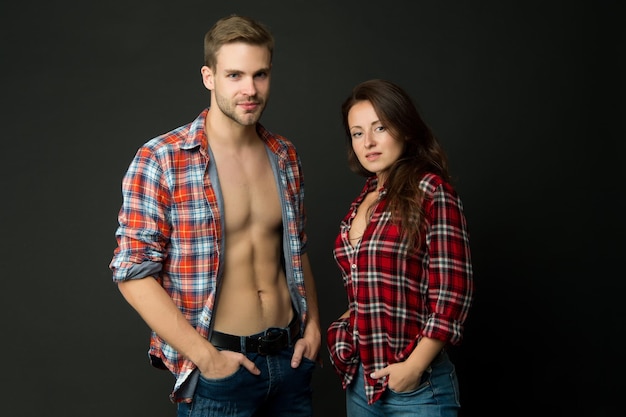 Allons-y seul pour toujours Couple fond sombre Couple sexy en tenue décontractée Couple de femme sensuelle et homme musclé Couple amoureux Petit ami et petite amie Relation et relations