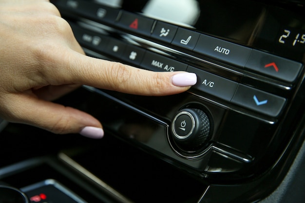 allumer ou éteindre le climatiseur de la voiture gros plan