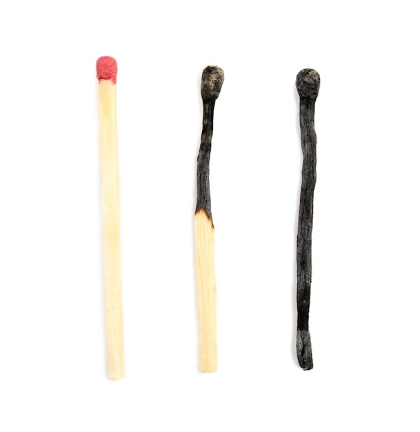Allumettes brûlées isolés sur blanc