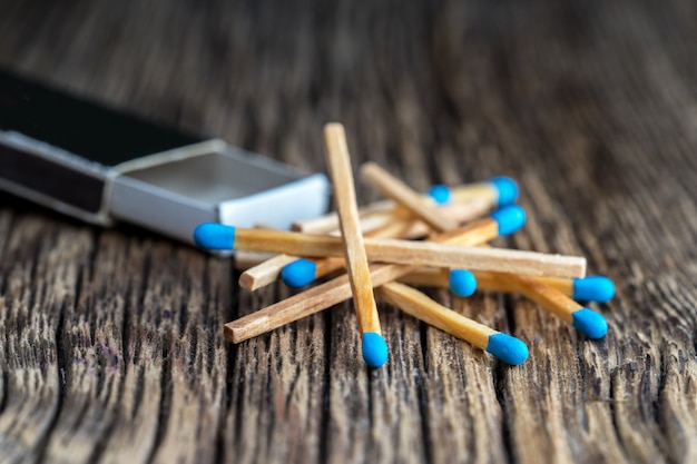 Photo allumettes de sécurité et boîte sur table texturée en bois, gros plan