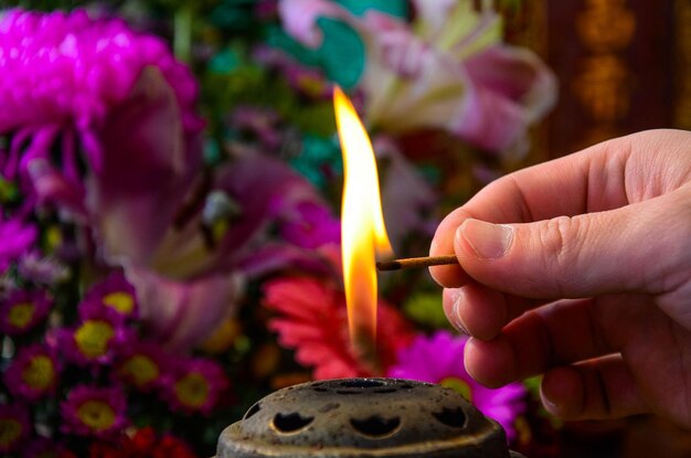 Allumez l'encens dans le temple