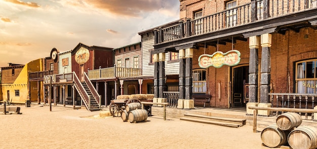 ALMERIA, ESPAGNE - CIRCA AOT 2020 : Vintage Far West ville avec salon. Ancienne architecture en bois dans le Far West avec fond de ciel bleu.