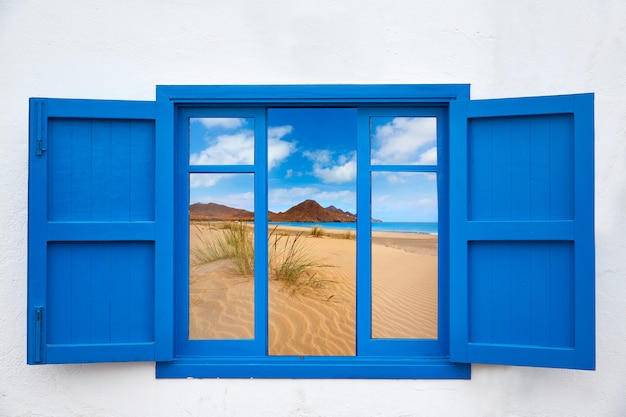 Photo almeria vue depuis la fenêtre de la plage de cabo de gata