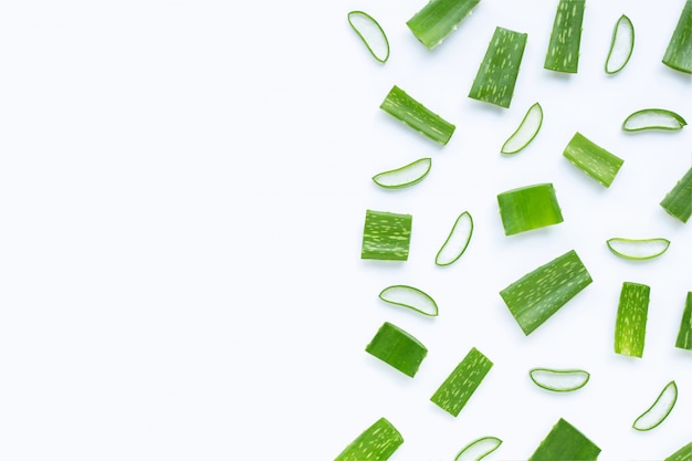 L'Aloe Vera a coupé des morceaux avec des tranches sur un fond blanc.