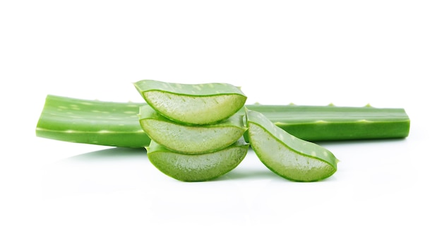 Aloe vera feuille fraîche isolé sur blanc