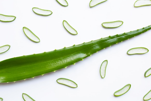 Photo aloe vera feuille fraîche avec des tranches sur le blanc.