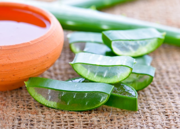 Photo aloe vera feuilles sur fond en bois