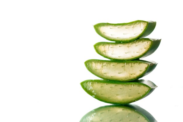 Aloe vera sur fond blanc L'aloe vera est utilisé en médecine traditionnelle comme traitement de la peau.