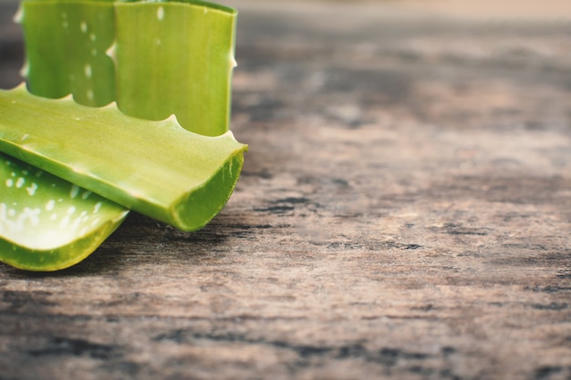 Photo aloe vera frais sur fond de bois vieux