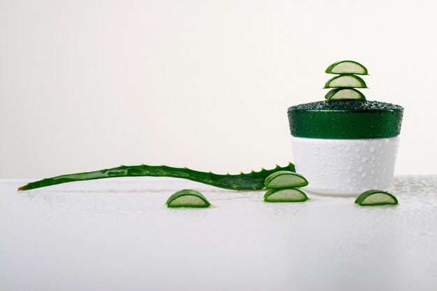 Photo aloe vera frais pour les soins de beauté à la maison sur un blanc