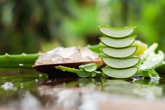 Aloe vera produit gel sur fond de bois