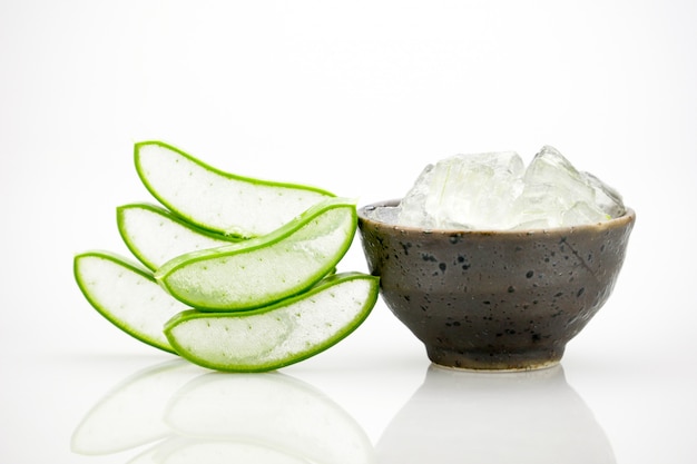 Photo aloe vera tranche sur fond blanc