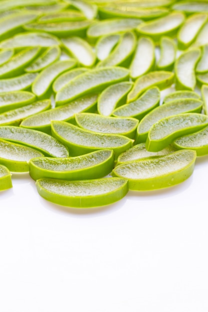 Aloe vera en tranches sur fond blanc.