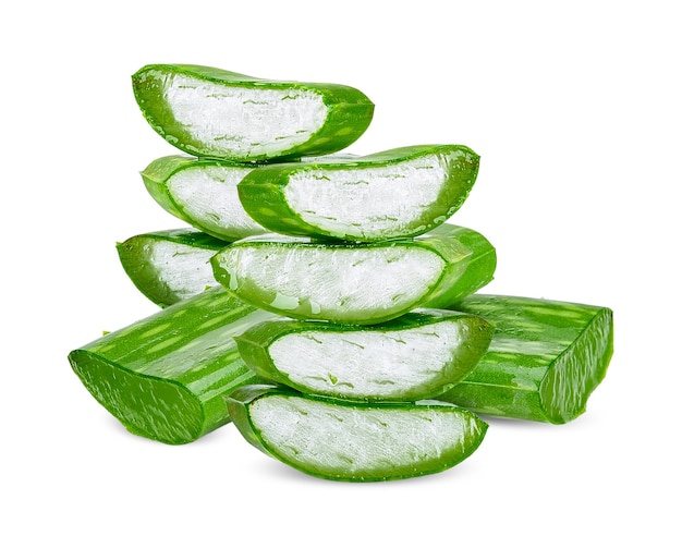 Aloe vera en tranches isolé sur fond blanc