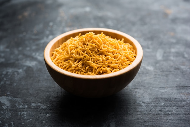Aloo Bhujiya ou Potato Bhujia également connu sous le nom de Namkeen sev. Recette populaire de Bikaneri servie dans un bol ou une assiette. mise au point sélective