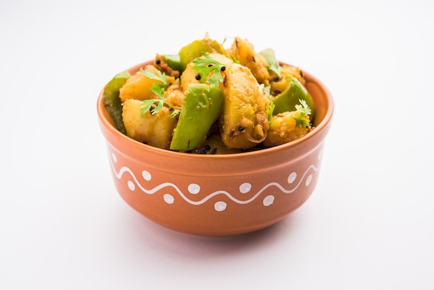 Aloo capsicum sabzi ou pomme de terre et poivrons sabji est une recette végétarienne indienne pour plat principal