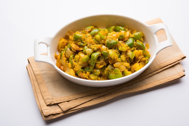 Aloo capsicum sabzi ou pomme de terre et poivrons sabji est une recette végétarienne indienne pour plat principal