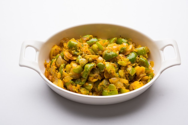 Aloo capsicum sabzi ou pomme de terre et poivrons sabji est une recette végétarienne indienne pour plat principal