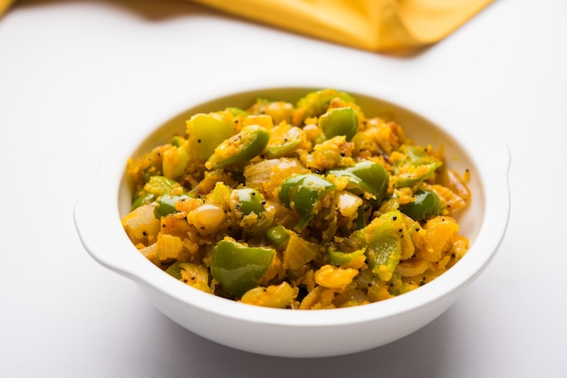 Aloo capsicum sabzi ou pomme de terre et poivrons sabji est une recette végétarienne indienne pour plat principal