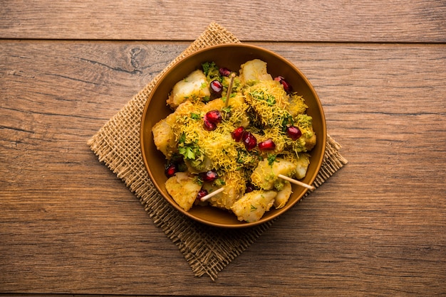 Aloo chaat ou Alu chat est un aliment de rue populaire originaire du sous-continent indien, en particulier du nord de l'Inde