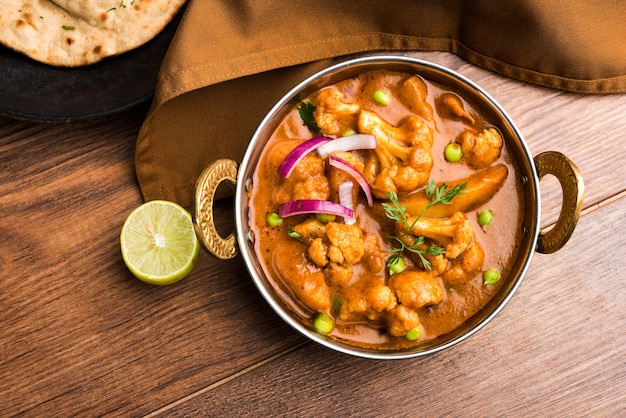 Aloo Gobi mutter est un célèbre plat de curry indien avec pommes de terre et chou-fleur et pois verts, mise au point sélective