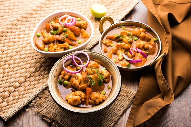 Aloo Gobi mutter est un célèbre plat de curry indien avec pommes de terre et chou-fleur et pois verts, mise au point sélective