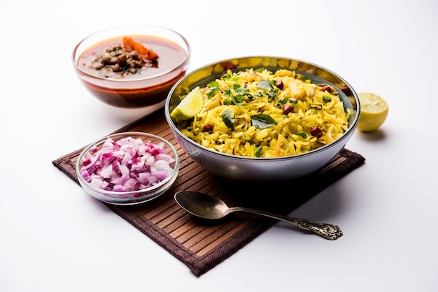 Aloo Kanda Poha ou Tarri Pohe avec chana masala épicé ou curry