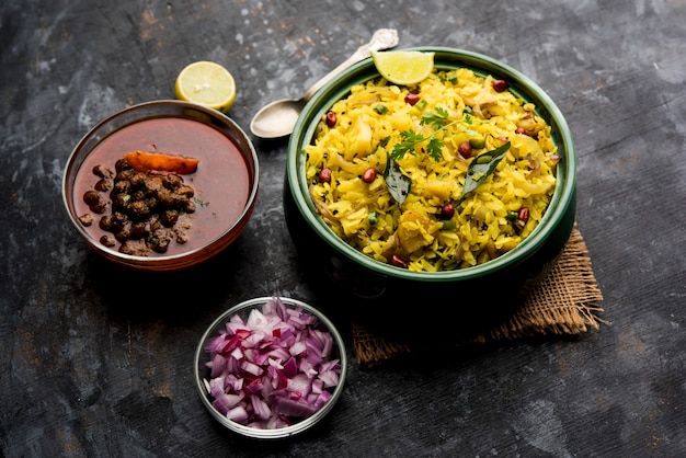 Aloo Kanda Poha ou Tarri Pohe avec chana masala épicé ou curry