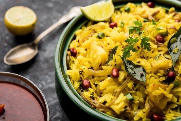 Aloo Kanda Poha ou Tarri Pohe avec chana masala épicé ou curry