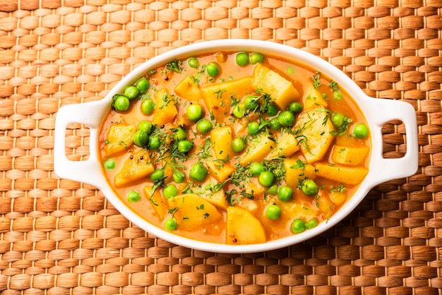 Aloo Mutter est un plat du Pendjabi du sous-continent indien qui est fait de pommes de terre et de pois dans une sauce crémeuse épicée à base de tomates