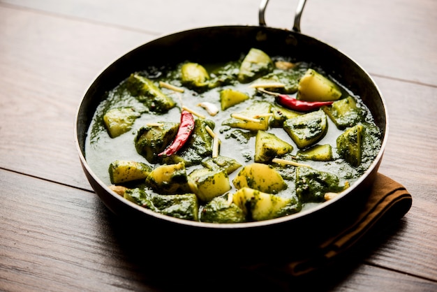 Aloo Palak sabzi ou curry de pommes de terre aux épinards servi dans un bol. Recette saine indienne populaire. Mise au point sélective