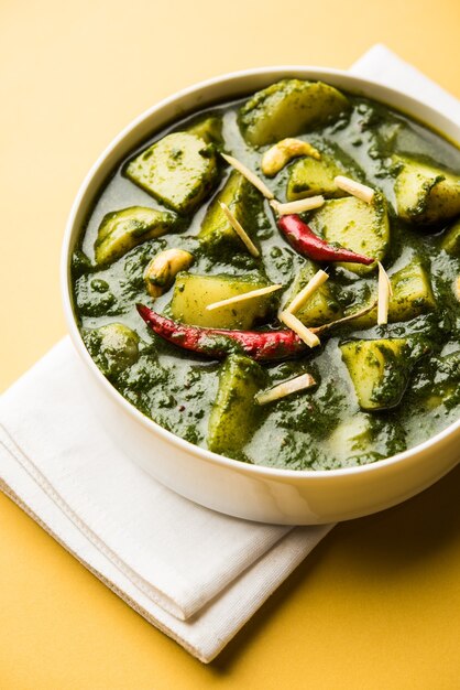 Aloo Palak sabzi ou curry de pommes de terre aux épinards servi dans un bol. Recette saine indienne populaire. Mise au point sélective