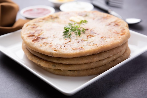 Aloo paratha ou gobi paratha également connu sous le nom de plat de pain plat farci de pommes de terre ou de chou-fleur provenant du sous-continent indien