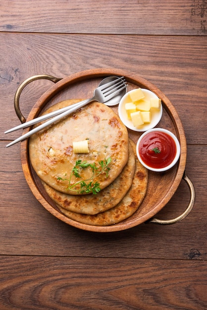 Aloo paratha ou gobi paratha également connu sous le nom de plat de pain plat farci de pommes de terre ou de chou-fleur provenant du sous-continent indien