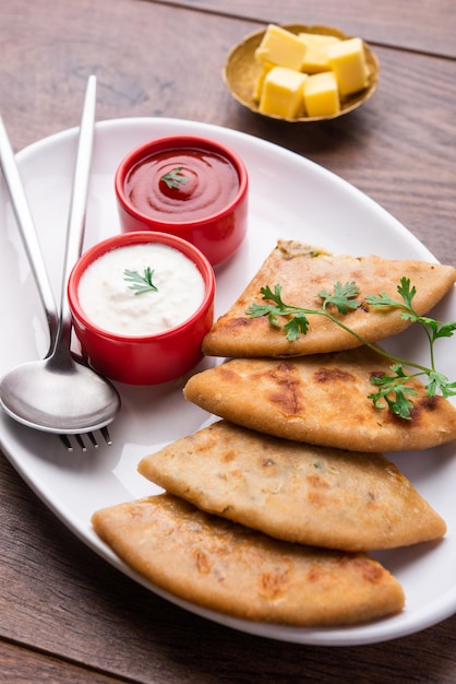 Aloo paratha ou gobi paratha également connu sous le nom de plat de pain plat farci de pommes de terre ou de chou-fleur provenant du sous-continent indien