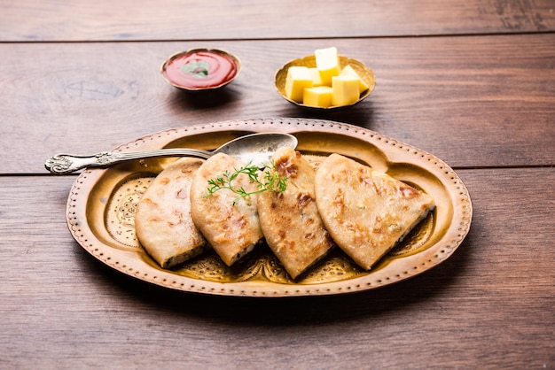 Aloo paratha ou gobi paratha également connu sous le nom de plat de pain plat farci de pommes de terre ou de chou-fleur provenant du sous-continent indien