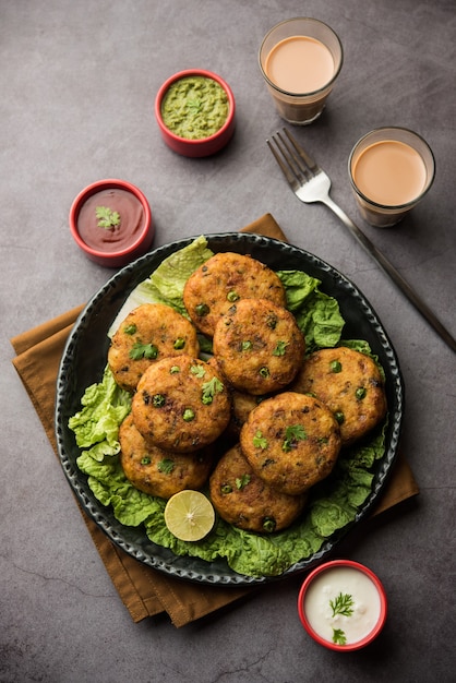 Aloo tikki ou escalope de pomme de terre ou galettes est un aliment de rue indien populaire à base de pommes de terre bouillies, d'épices et d'herbes