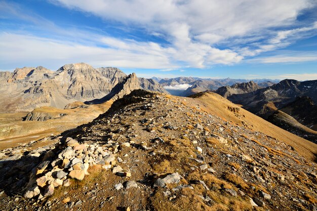 Les Alpes en automne, coucher de soleil depuis le sommet des pics et des crêtes rocheuses