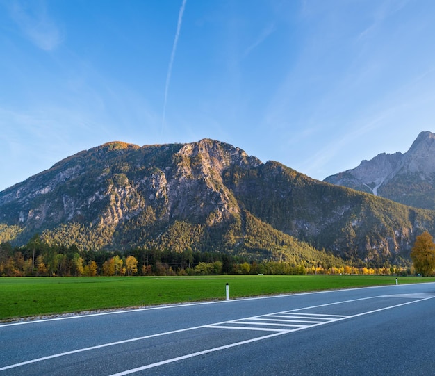 Alpes d'automne soirée de montagne vue sur la route depuis le chemin Felbertauernstrasse Tauer Autriche