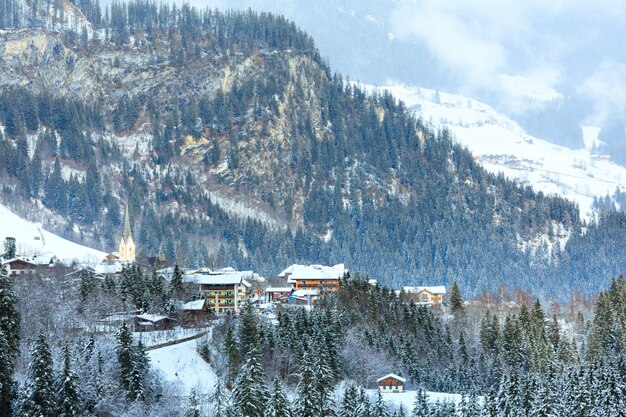 Alpes beau village de montagne d'hiver près de la cascade Krimml Autriche, Tyrol.