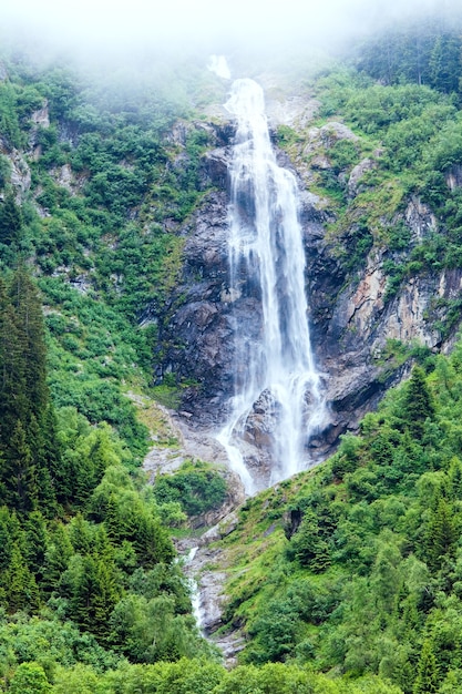 Alpes belle vue d'été de cascade de montagne.